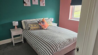 House Sleeps 8 With Wifi
