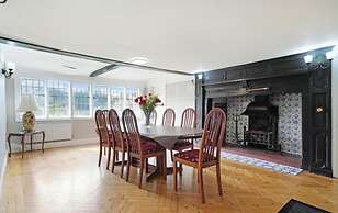 Grade 2 Listed 20 Mins to Baker Street Sleeps 17