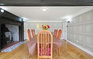 Grade 2 Listed 20 Mins to Baker Street Sleeps 17