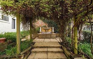 Grade 2 Listed 20 Mins to Baker Street Sleeps 17