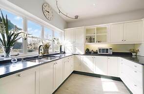 Grade 2 Listed 20 Mins to Baker Street Sleeps 17