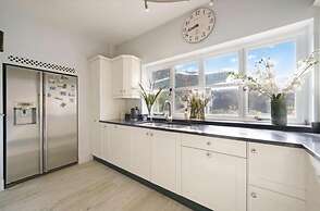 Grade 2 Listed 20 Mins to Baker Street Sleeps 17