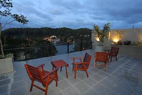 Lotus Lake Residence - Kandy