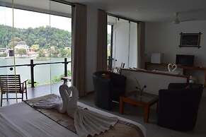 Lotus Lake Residence - Kandy