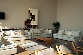 Modern & Comfortable Apartment