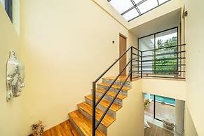 A Cliff Residence Villa