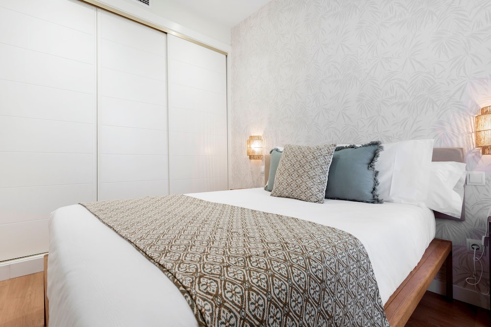Central 2BD Apt Facing Torre Madrid Duque de Osuna