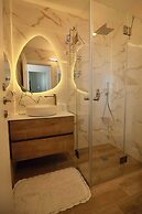 High-End 1BR Secure Tower Parking Mamak