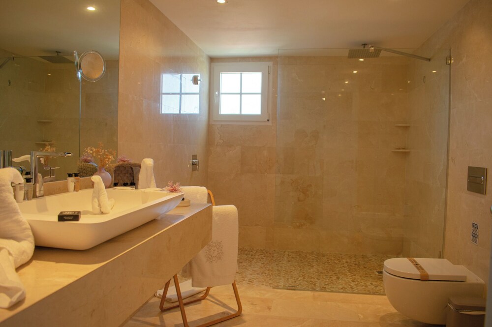PARADISE DUKASI SUITES at LOS CORALES