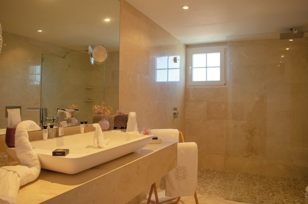 PARADISE DUKASI SUITES at LOS CORALES
