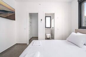 Spacious 4BR Balcony Mamad-RenovatedBldg