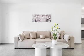 Spacious 4BR Balcony Mamad-RenovatedBldg
