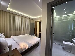 202 JRE Apartment With Stunning Boulevard Veiw