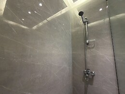 202 JRE Apartment With Stunning Boulevard Veiw