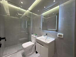 202 JRE Apartment With Stunning Boulevard Veiw