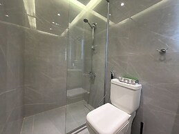 202 JRE Apartment With Stunning Boulevard Veiw