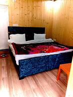 Yamuna pag pinewood hotel