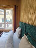 Yamuna pag pinewood hotel