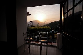 Flyo Stayo - Naukuchiatal