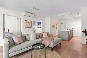 Sublime Simplicity! ~1bed/study/1bath/balcony/1car
