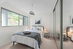 Sublime Simplicity! ~1bed/study/1bath/balcony/1car
