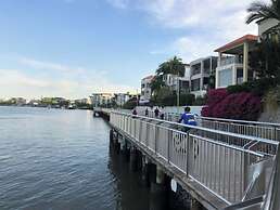 Sublime Simplicity! ~1bed/study/1bath/balcony/1car