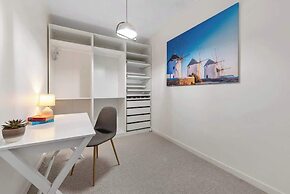 Sublime Simplicity! ~1bed/study/1bath/balcony/1car