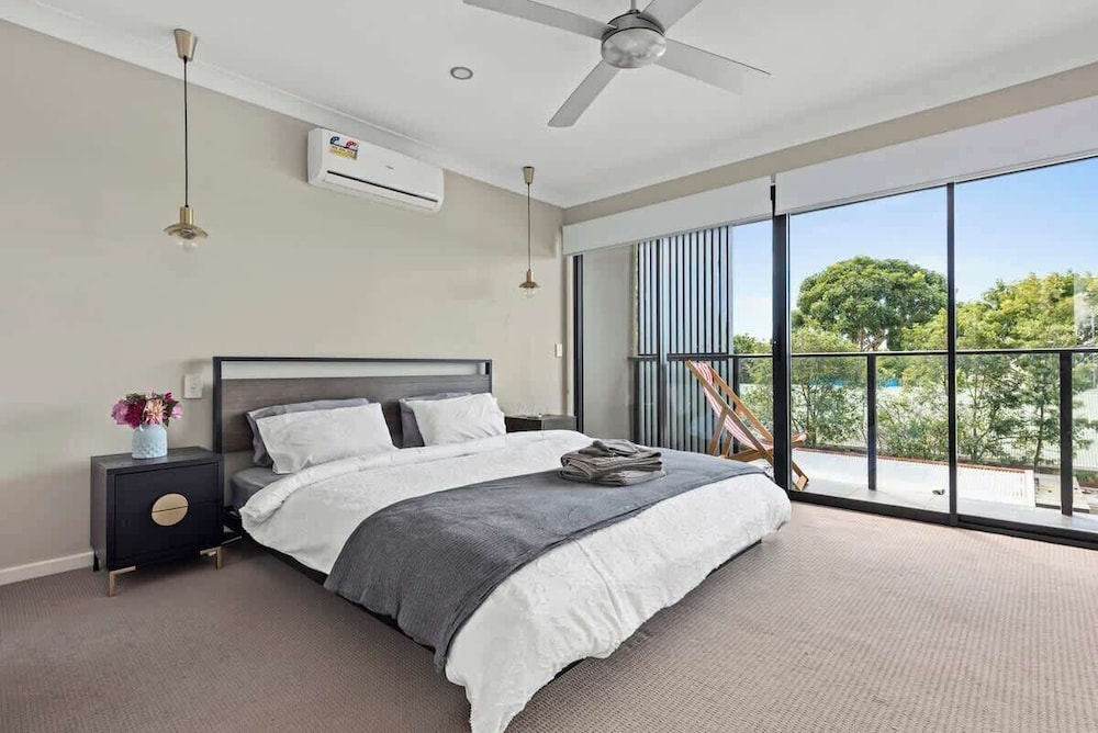 Convenient + Spacious! 3bed/2.5bath/1car~townhouse