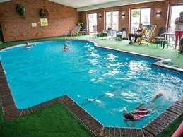 Lodge Sleeps 6 With Indoor Pool & Parking