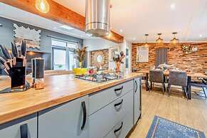 Lodge Sleeps 6 With Indoor Pool & Parking