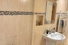 1 Bed Apartment Sleeps 2 - Free Parking on Request