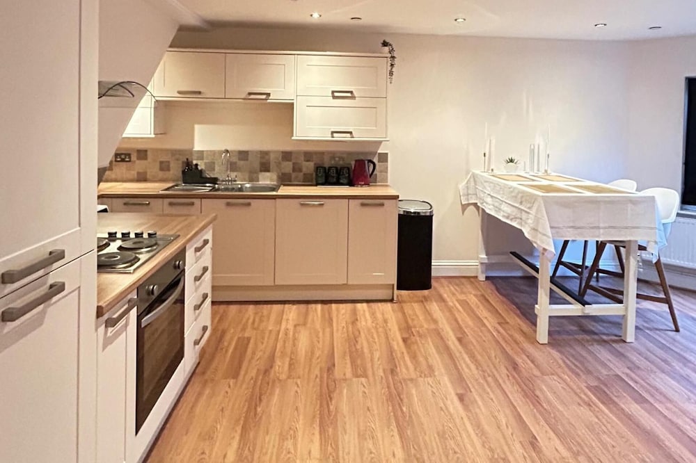 1 Bed Apartment Sleeps 2 - Free Parking on Request