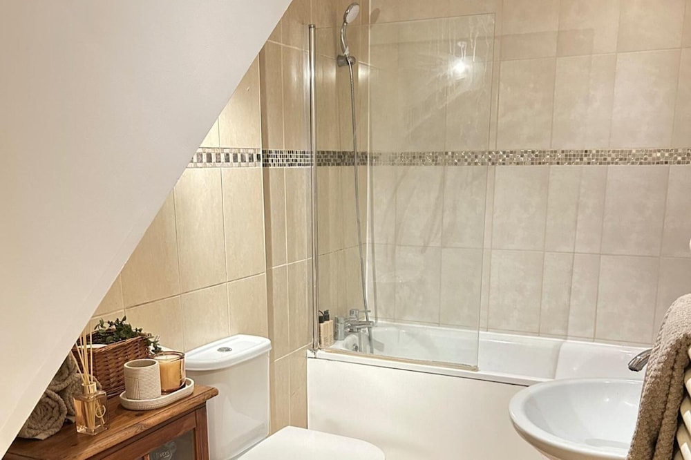 1 Bed Apartment Sleeps 2 - Free Parking on Request
