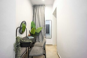 Modern Studio l King Bed & Work Corner