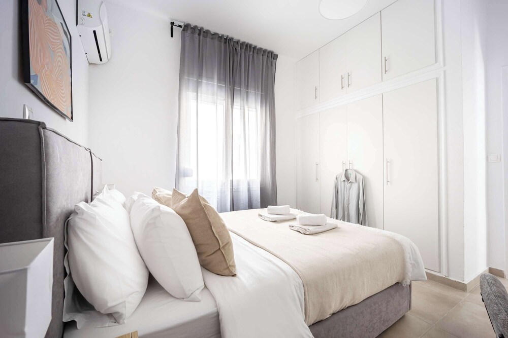 Bright Cozy 2BR l Balcony & Work Corner