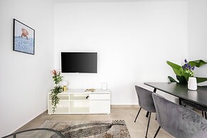 Bright Cozy 2BR l Balcony & Work Corner