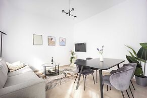 Bright Cozy 2BR l Balcony & Work Corner