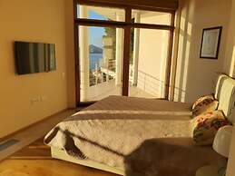 Seafront Luxury Villa Rezevici