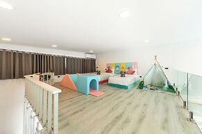 Pool Access Spacious Townhouse Kid Slide