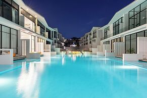 Pool Access Spacious Townhouse Kid Slide