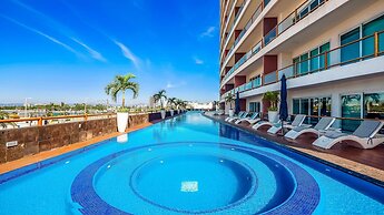 Deck12 2BR Premium Pool Access Parking
