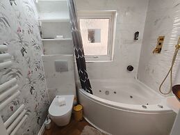 Apartment Sleeps 6 With Wifi