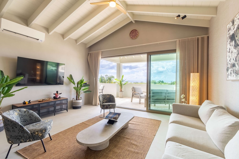 Valen 1 Oceanfront Penthouse at The Reef