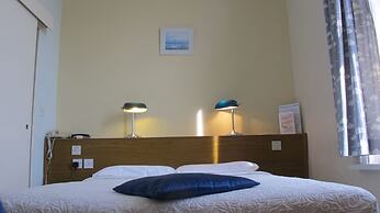 River Hotel