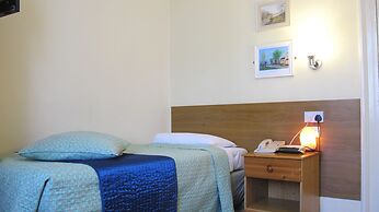River Hotel
