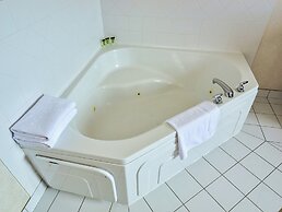 Continental Inn & Suites