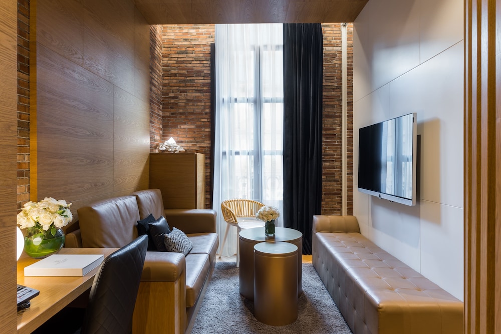Monument Hotel