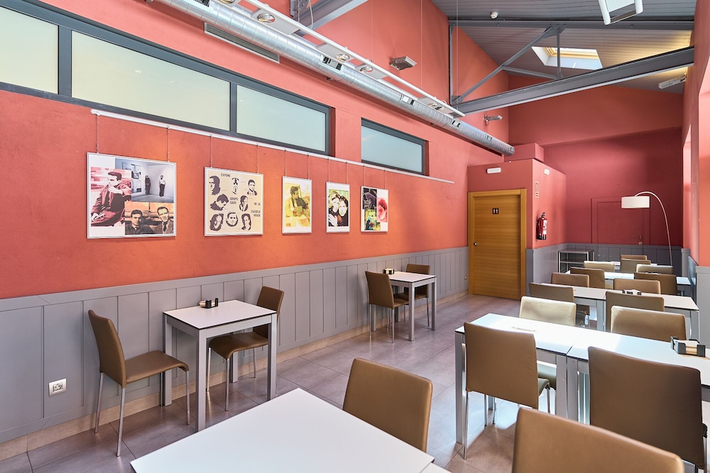 The Book Factory Hostel by gaiarooms