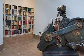 The Book Factory Hostel by gaiarooms