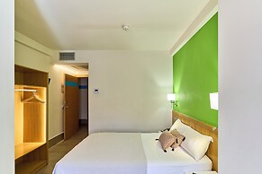 The Book Factory Hostel by gaiarooms